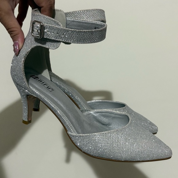 IDIFU Shoes - Flawless condition IDIFU silver sparkly heels